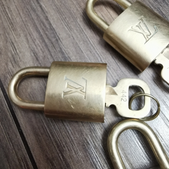 Authentic Louis Vuitton 1 lock and key set - Picture 4 of 6